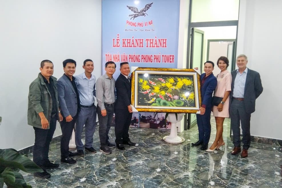 Ông Nguyễn Minh Luân(thứ năm từ bên trái) nhận bức tranh do ông Lê Ân – PCT Verig – Verco trao tặng.